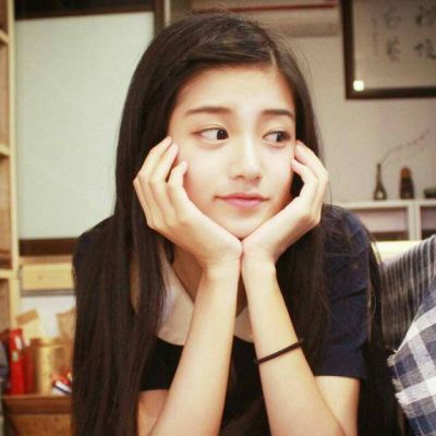 双手托下巴好看清纯的美女微信头像