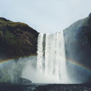 山上瀑布流下现彩虹唯美风景头像