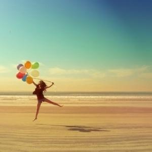 沙滩边舞动着气球唯美风景头像_微信头像