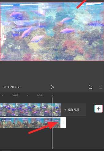 融合效果3,点击"混合模式,并将两个视频扩大到同样大小,铺满整个画面