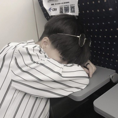 高冷小哥哥比心图像3-微信头像